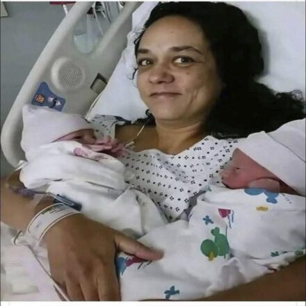 Mujer de 58 años da a luz a gemelos, y resultó que tenían las mi…Ver más