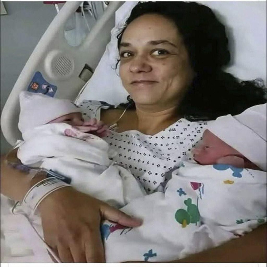 Mujer de 58 años da a luz a gemelos, y resultó que tenían las mi…Ver más