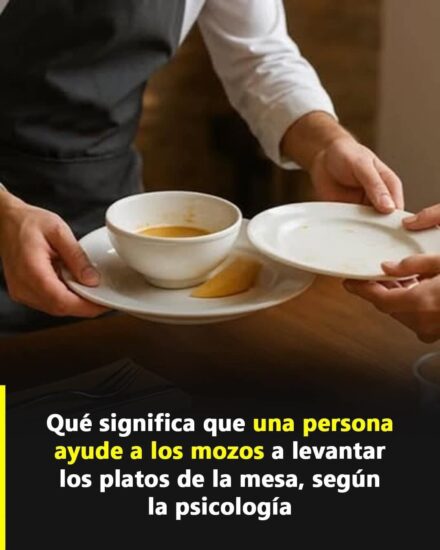 Qué revela la psicología cuando alguien ayuda al mozo a levantar la mesa