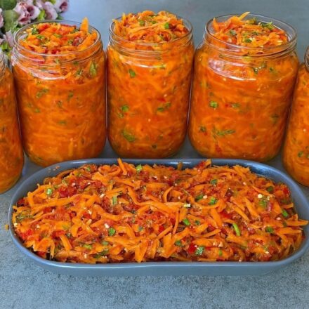 No hace falta hervirlo. Todo el que lo prueba pide la receta. Ni siquiera preparar 100 frascos es suficiente. ¡Increíblemente delicioso!