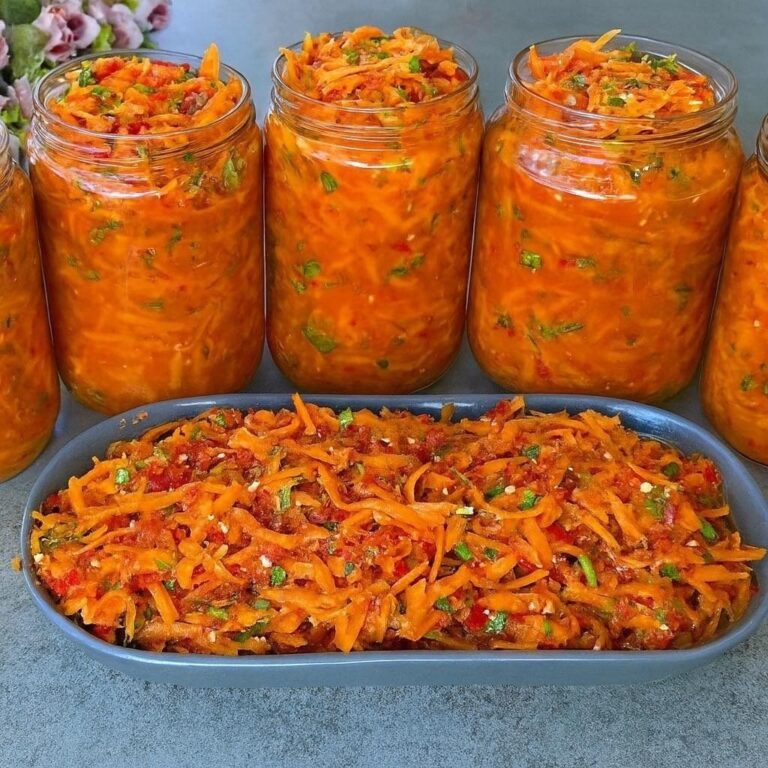 No hace falta hervirlo. Todo el que lo prueba pide la receta. Ni siquiera preparar 100 frascos es suficiente. ¡Increíblemente delicioso!