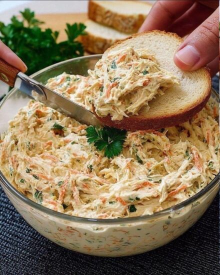 Sándwiches Cremosos de Pollo: ¡El Secreto para un Almuerzo Perfecto!…Ver más