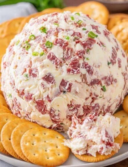 Bola de queso cremoso con carne y virutas