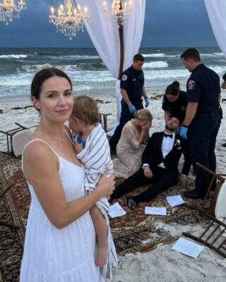 En la boda de mi hermana, no me permitieron sentarme con mi familia porque era “madre soltera”. Mi madre resopló: “Tu hermana se casó con un director ejecutivo… a diferencia de ti, que solo nos traes vergüenza”. La ignoré y me concentré en mi hija, que acababa de derramar el vino. Entonces mi padre estalló: gritó y nos empujó directamente a la fuente. Los invitados estallaron en aplausos, riendo como si presenciaran un espectáculo. Dos minutos después, apareció mi esposo multimillonario secreto. Lo que sucedió después hizo que todos se arrepintieran.