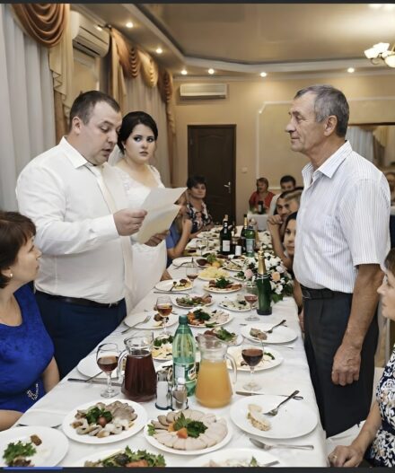 Cuando un padre pobre le regaló a su hija un sobre común y corriente con motivo de su boda, los parientes ricos del novio comenzaron a reírse de un regalo tan “generoso”.