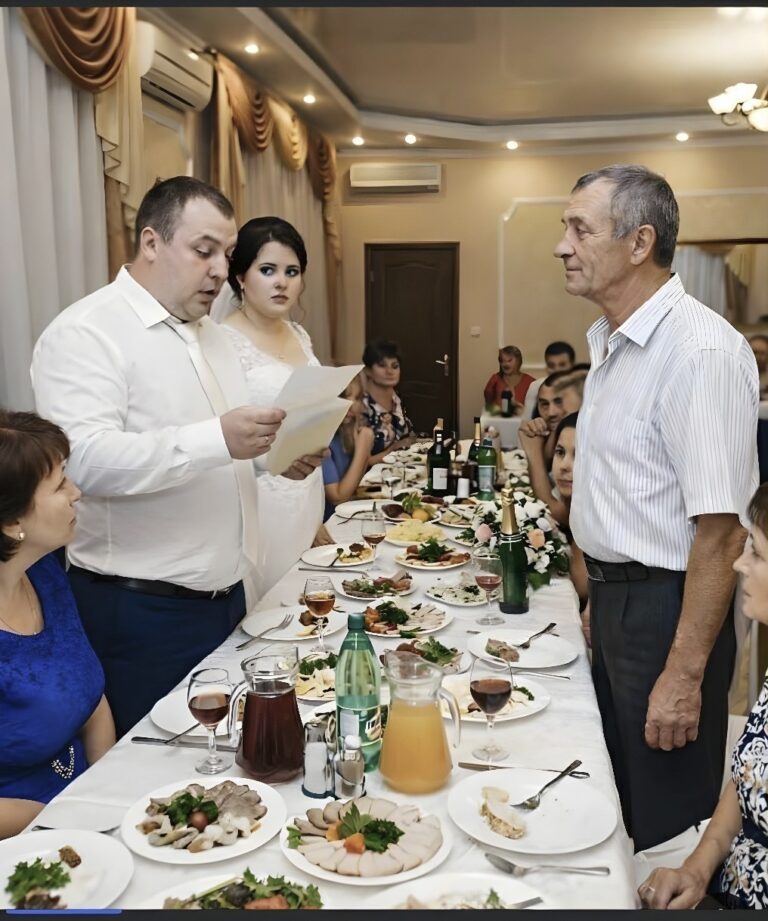 Cuando un padre pobre le regaló a su hija un sobre común y corriente con motivo de su boda, los parientes ricos del novio comenzaron a reírse de un regalo tan “generoso”.