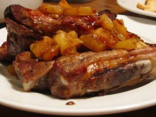 COSTILLA DE CERDO CON PIÑA DORADA