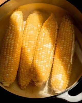 ¿Cuánto tiempo se tarda en cocinar la mazorca de maíz hasta que alcance el punto ideal?