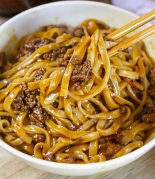 Receta sencilla de lo mein de carne picada para una cena rápida y reconfortante