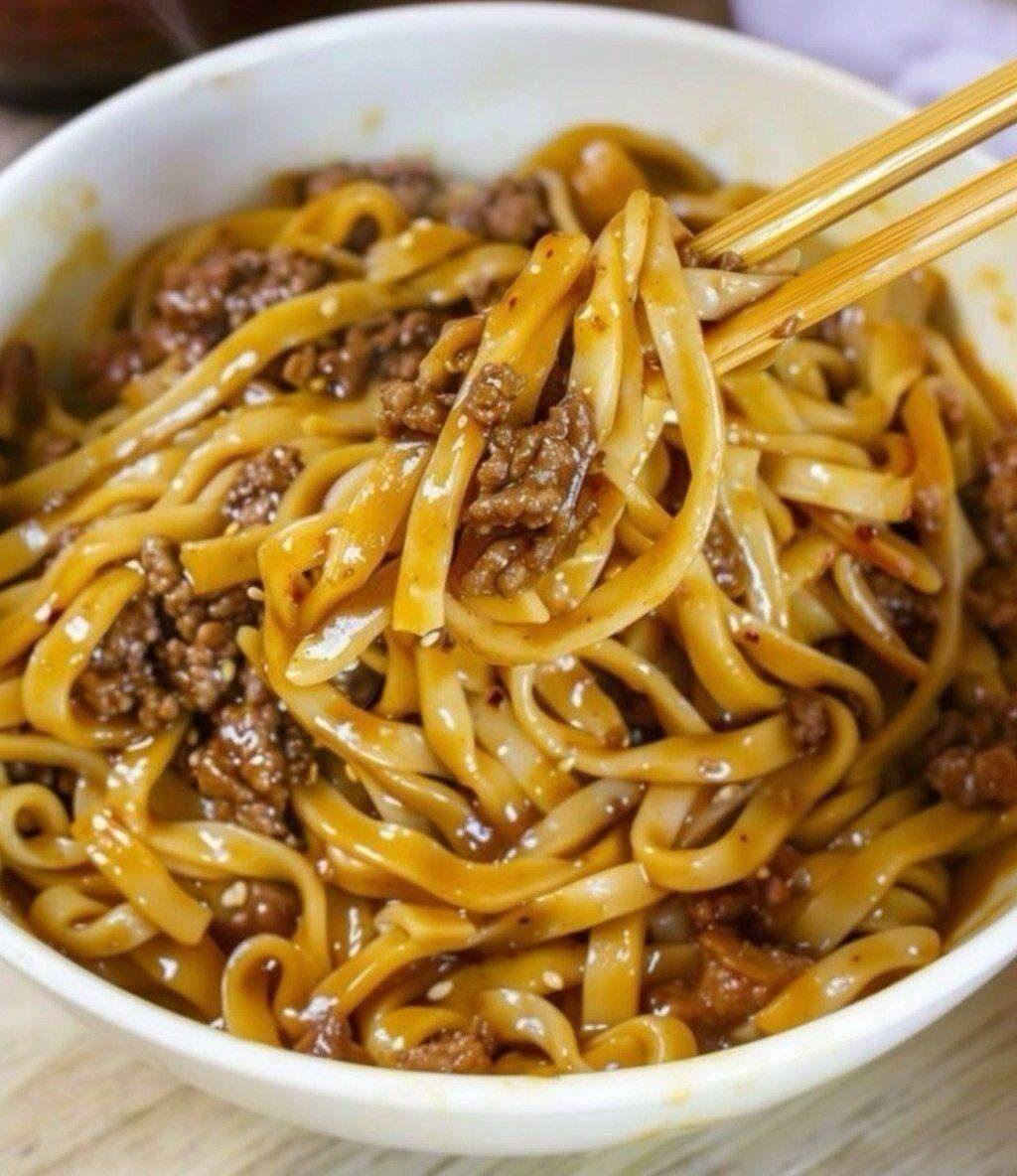 Receta sencilla de lo mein de carne picada para una cena rápida y reconfortante