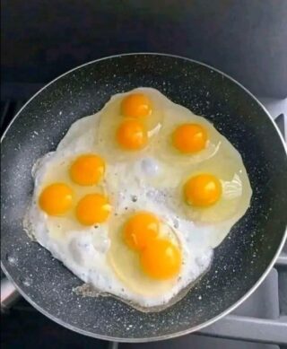 🧠 ¿Puedes adivinar cuántos huevos hay? Solo los genios saben la respuesta correcta… 😱🤯 La respuesta correcta está abajo ⬇️