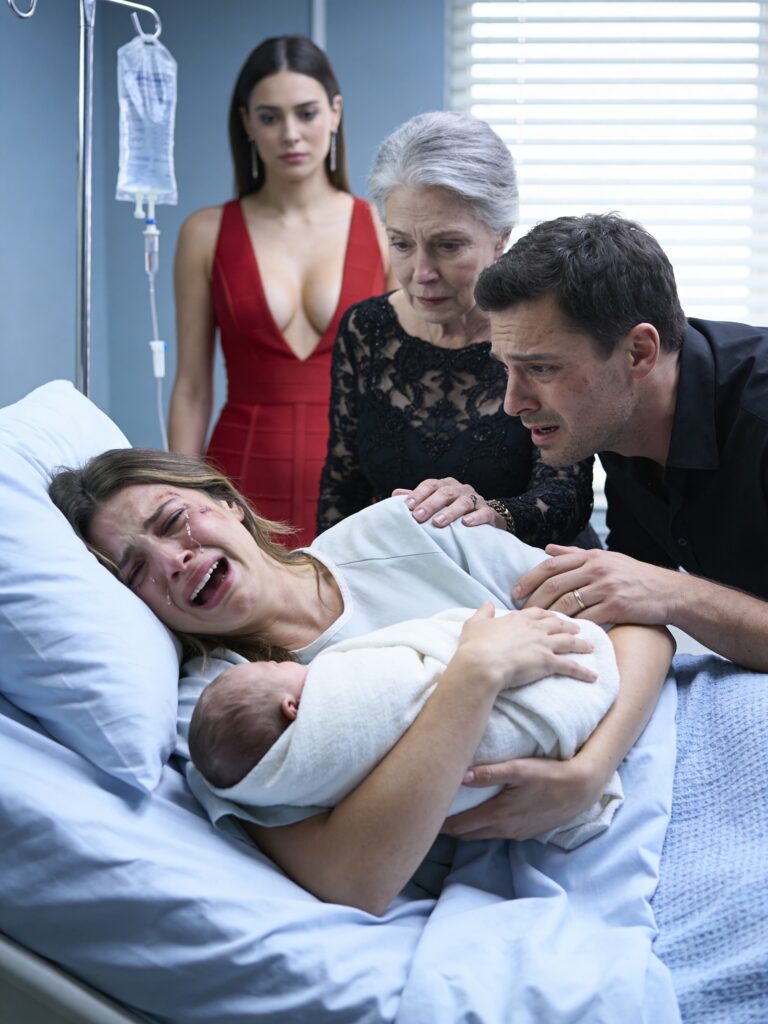 Su suegra y la amante de su marido solicitaron el divorcio después de que ella diera a luz, pensando que era una “don nadie”, sin saber que era la verdadera dueña del hospital y del imperio que las alimentaba.