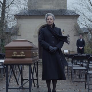 Al funeral de mi esposo, no vino nadie excepto yo. Nuestros hijos prefirieron las fiestas a la despedida final de su padre. A la mañana siguiente, yo…