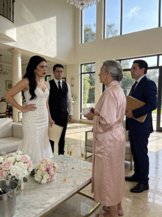 —Vendimos la casa —dijo sin titubear—. Empaque sus cosas, suegra. Mi nuera me lo dijo el mismo día de su boda, todavía con el vestido blanco puesto… y delante de todos, como si la casa ya le perteneciera.