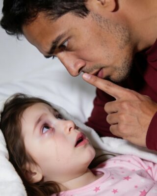 “Papá… me duele tanto la espalda que no puedo dormir. Mamá me dijo que no te lo contara.”