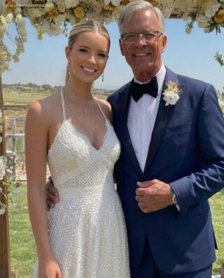 Me casé con el rico abuelo de mi amigo por su herencia. En nuestra noche de bodas, me miró y me dijo: “Ahora que eres mi esposa, por fin puedo decirte la verdad”.