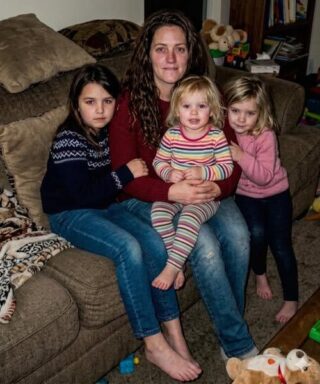 Crié a las tres hijas huérfanas de mi hermano durante 15 años; la semana pasada, me dio un sobre sellado que no debía abrir delante de ellas.