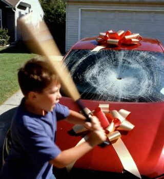 Mi sobrino destrozó mi coche nuevo con un bate de béisbol a instancias de mi hermana, así que le di una lección que jamás olvidará.