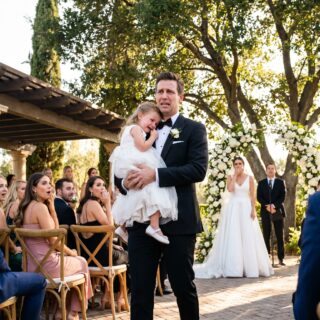 Estaba de pie en el altar, listo para decir “sí, acepto”, cuando lo vi: el asiento de mi hija estaba vacío. Algo dentro de mí se quebró. Minutos después, encontré a Sofía encerrada en un baño, temblando, con lágrimas por todo el rostro. “Papá… Valeria dijo que arruinaría las fotos de la boda”. En ese instante, la música se desvaneció, mi corazón se detuvo, y me di cuenta de que esta boda estaba a punto de terminar de una manera que ninguno de los 200 invitados podía imaginar