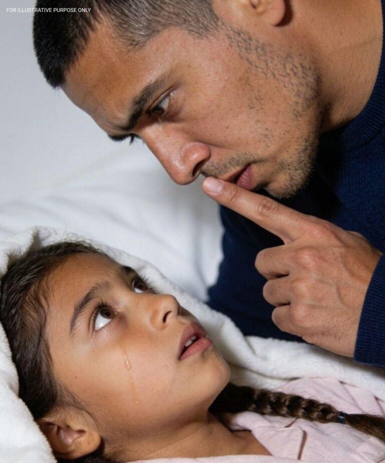 Tu hija de 8 años susurró: “Mamá dijo que no te lo contaras”… y una mirada a sus espaldas destrozó la vida que creías conocer.