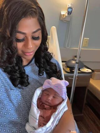 Black Mom da la bienvenida a su tercera hija nacida el mismo día con 6 años de diferencia