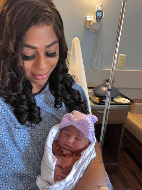 Black Mom da la bienvenida a su tercera hija nacida el mismo día con 6 años de diferencia