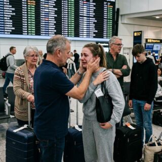 En el aeropuerto, justo antes de nuestro viaje a Hawái, mi hermana me abofeteó delante de los demás pasajeros. Mis padres la defendieron al instante; siempre ha sido su favorita. Lo que no sabían era que yo había pagado todo el viaje. Así que, discretamente, cancelé sus billetes y me marché. Lo que pasó después dejó a todos atónitos…