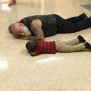 ¡El ángel en cuero que se acostó junto a mi hijo gritando!