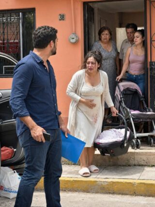 Un día después de mi cesárea, mis propios padres me echaron de casa para darle mi habitación a mi hermana y a su recién nacido. Apenas podía mantenerme en pie, le rogué a mi madre que me dejara descansar.