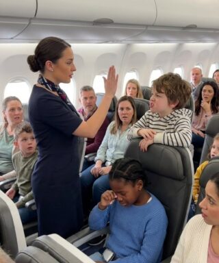 Un niño no paraba de patear el asiento de una niña negra en el avión, y cuando la azafata intervino, su madre culpó a la niña. Lo que hizo la aerolínea a continuación los dejó atónitos…